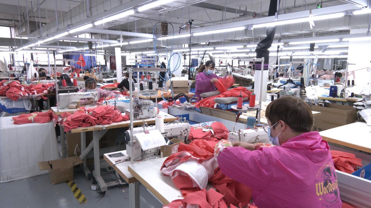 營(yíng)山 家門(mén)口辦服裝廠，致富路上“穿新衣”